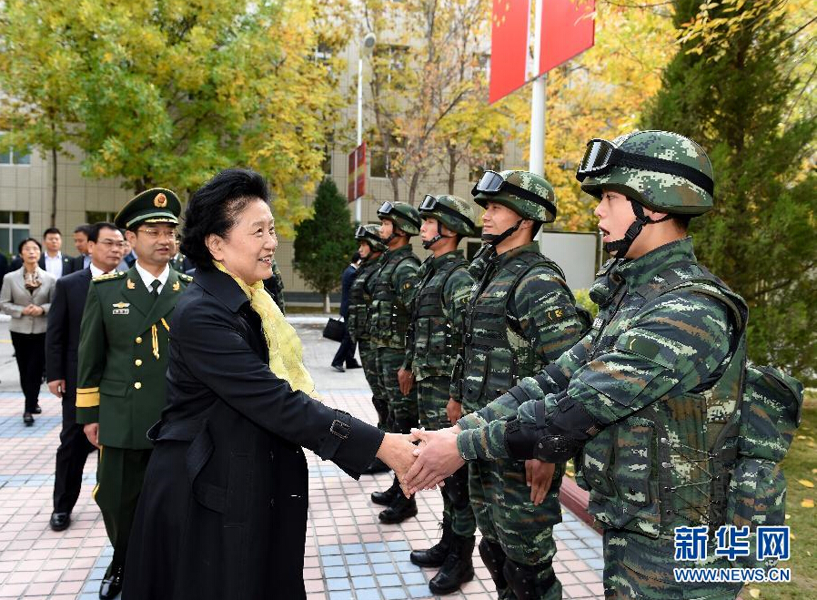 9月28日，中共中央政治局委員、國(guó)務(wù)院副總理、中央代表團(tuán)副團(tuán)長(zhǎng)劉延?xùn)|率中央代表團(tuán)分團(tuán)赴阿克蘇地區(qū)、伊犁哈薩克自治州慰問(wèn)，與各族干部群眾共度節(jié)日、共享歡樂(lè)。這是劉延?xùn)|在伊犁武警8660部隊(duì)駐地慰問(wèn)官兵。新華社記者張領(lǐng)攝