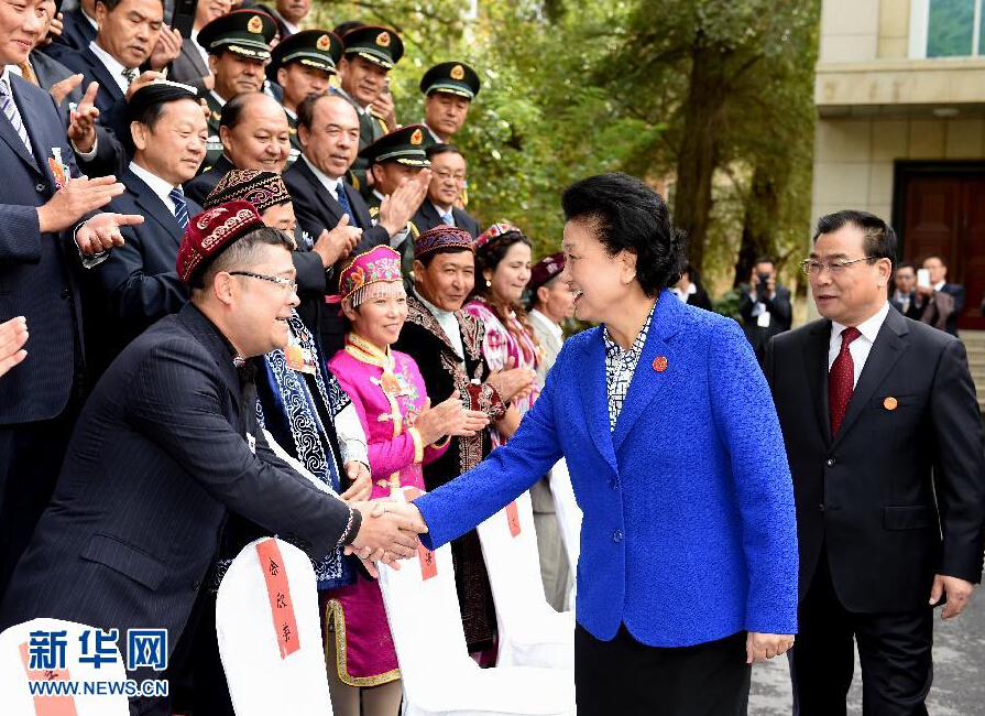 9月28日，中共中央政治局委員、國(guó)務(wù)院副總理、中央代表團(tuán)副團(tuán)長(zhǎng)劉延?xùn)|率中央代表團(tuán)分團(tuán)赴阿克蘇地區(qū)、伊犁哈薩克自治州慰問(wèn)，與各族干部群眾共度節(jié)日、共享歡樂(lè)。這是劉延?xùn)|接見(jiàn)伊犁黨政軍負(fù)責(zé)同志和各族各界人士、先進(jìn)模范、援疆干部代表等。新華社記者張領(lǐng)攝