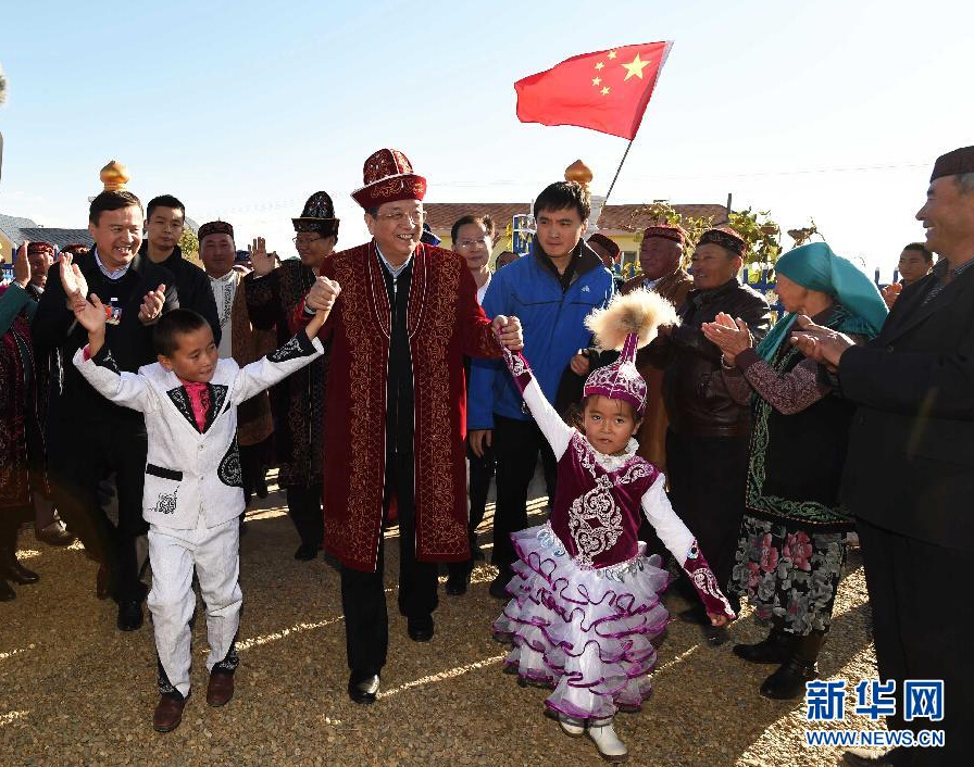 9月29日，中共中央政治局常委、全國政協(xié)主席、中央代表團團長俞正聲率中央代表團部分成員赴阿勒泰地區(qū)看望各族干部群眾。這是俞正聲來到布爾津縣也拉曼牧民定居新村看望哈薩克族牧民。新華社記者 高潔 攝