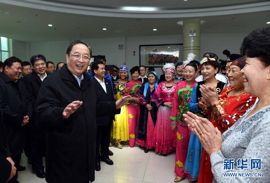 9月29日，中共中央政治局常委、全國政協(xié)主席、中央代表團團長俞正聲率中央代表團部分成員赴阿勒泰地區(qū)看望各族干部群眾。這是俞正聲來到阿勒泰地區(qū)老年人活動中心慰問群眾。新華社記者 饒愛民 攝