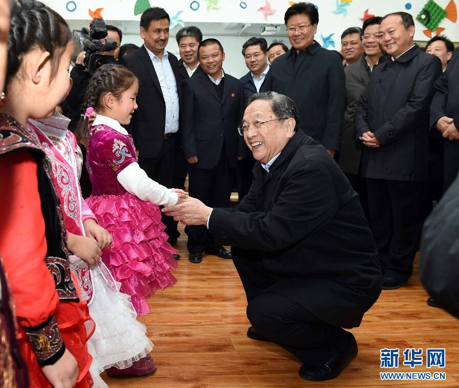 9月29日，中共中央政治局常委、全國政協(xié)主席、中央代表團團長俞正聲率中央代表團部分成員赴阿勒泰地區(qū)看望各族干部群眾。這是俞正聲來到布爾津縣也拉曼牧民定居新村幼兒園，同小朋友交流。新華社記者 饒愛民 攝