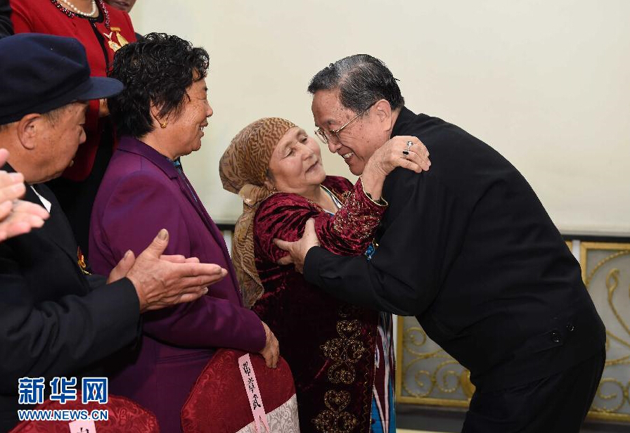 9月29日，中共中央政治局常委、全國政協(xié)主席、中央代表團團長俞正聲率中央代表團部分成員赴阿勒泰地區(qū)看望各族干部群眾。這是俞正聲接見阿勒泰地區(qū)有關(guān)負(fù)責(zé)同志、各界人士代表和援疆干部代表時與維吾爾族老人阿尼帕·阿力馬洪親切擁抱。阿尼帕·阿力馬洪先后收養(yǎng)漢、回、維吾爾、哈薩克4個民族的10個孤兒。新華社記者 饒愛民 攝 
