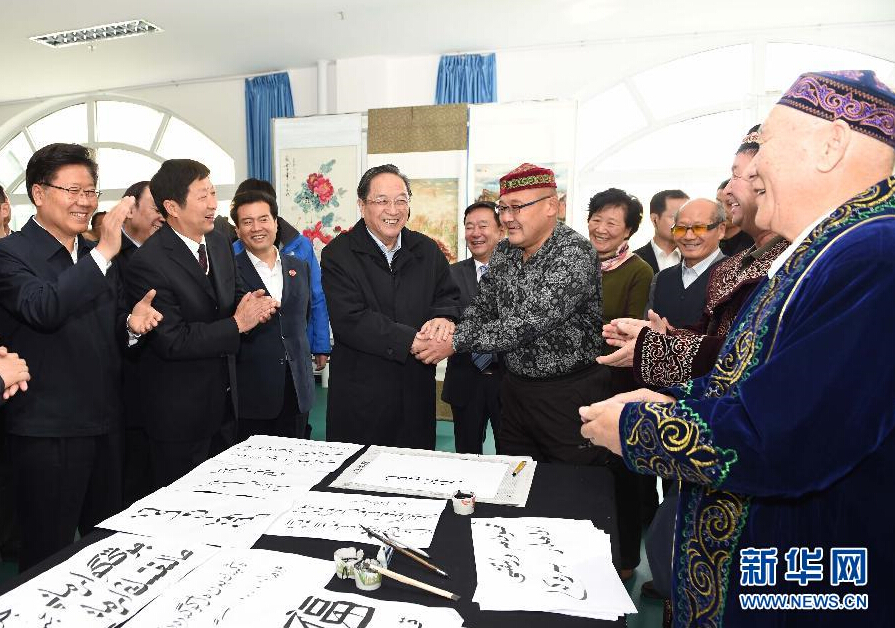 9月29日，中共中央政治局常委、全國政協(xié)主席、中央代表團團長俞正聲率中央代表團部分成員赴阿勒泰地區(qū)看望各族干部群眾。這是俞正聲來到阿勒泰地區(qū)老年人活動中心，觀看老同志書畫展，同老同志親切交談。新華社記者 高潔 攝