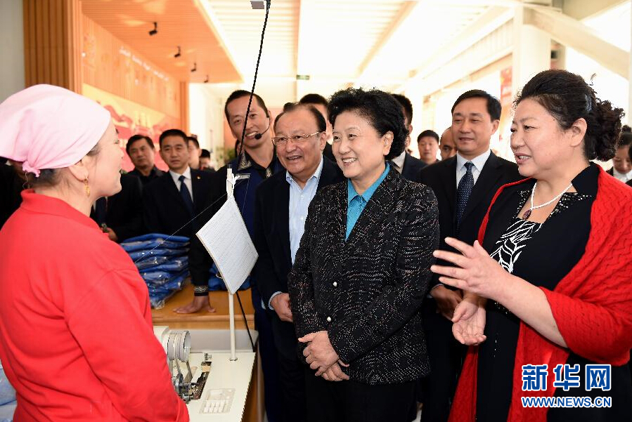 9月29日，中共中央政治局委員、國務(wù)院副總理、中央代表團(tuán)副團(tuán)長劉延?xùn)|率中央代表團(tuán)分團(tuán)在伊犁哈薩克自治州看望慰問各族干部群眾。這是劉延?xùn)|來到伊寧市坤漠服裝有限公司考察慰問，與維吾爾族女工阿里雅·克里木親切交談。新華社記者張領(lǐng)攝
