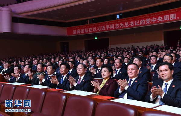     9月30日，慶祝新疆維吾爾自治區(qū)成立60周年文藝晚會(huì)《新疆禮贊》在新疆人民會(huì)堂精彩呈現(xiàn)。中共中央政治局常委、全國(guó)政協(xié)主席、中央代表團(tuán)團(tuán)長(zhǎng)俞正聲，與2000余名各族群眾代表一起觀看演出。新華社記者 饒愛(ài)民 攝