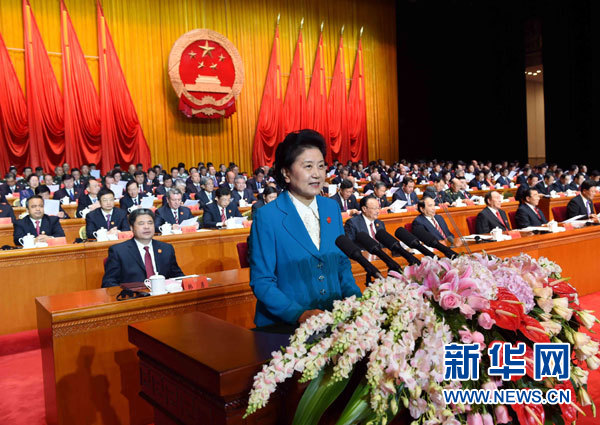 10月1日，慶祝中華人民共和國成立66周年暨新疆維吾爾自治區(qū)成立60周年大會在新疆人民會堂隆重舉行。這是中共中央政治局委員、國務院副總理、中央代表團副團長劉延東宣讀中共中央、全國人大常委會、國務院、全國政協(xié)、中央軍委關于慶祝新疆維吾爾自治區(qū)成立60周年的賀電。新華社記者 饒愛民 攝 