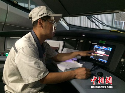 中車青島四方機車車輛股份有限公司高鐵調試高級技師周勇在演示調試過程。中新網 邱宇 攝