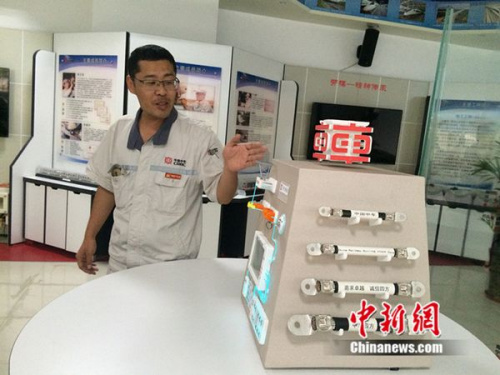 周勇在工作室介紹他制作的模型。中新網 邱宇 攝