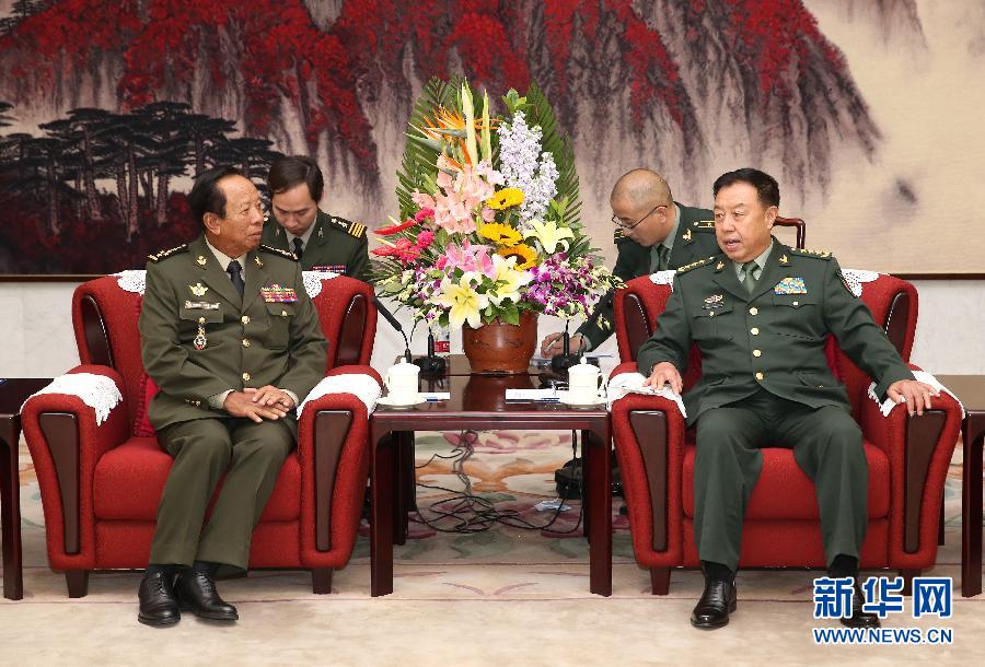 10月13日，中央軍委副主席范長(zhǎng)龍?jiān)诒本?huì)見柬埔寨王國(guó)副首相兼國(guó)防大臣迪班。 新華社記者 馬占成 攝 