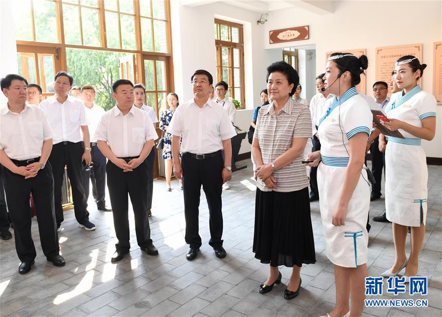 6月25日，全國民族團結進步創(chuàng)建經(jīng)驗交流現(xiàn)場會在內(nèi)蒙古興安盟召開，中共中央政治局委員、國務院副總理劉延東出席會議并講話。在內(nèi)蒙古期間，劉延東考察內(nèi)蒙古人民代表會議舊址即“五一會址”，深入社區(qū)看望各族干部群眾。這是劉延東考察“五一會址”。新華社記者 陳曄華 攝