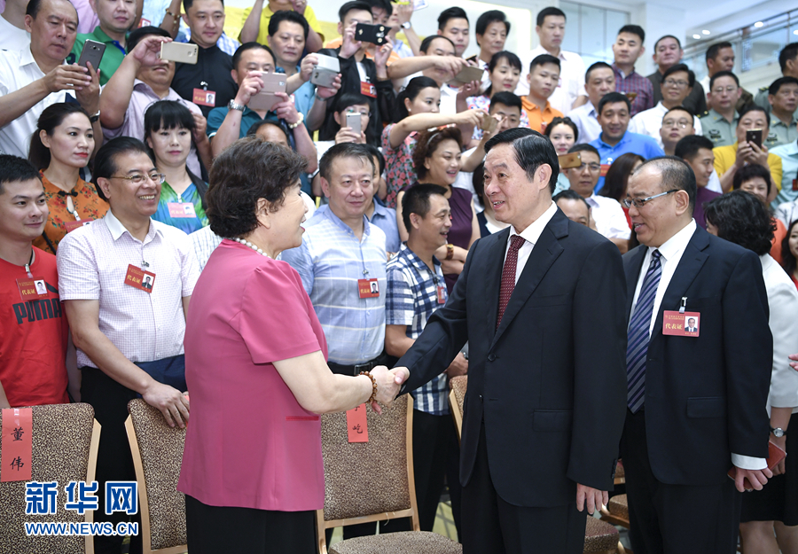 7月19日，中國曲藝家協(xié)會第八次全國代表大會在北京召開。中共中央政治局委員、中央書記處書記、中宣部部長劉奇葆出席開幕式并講話。這是開幕式前，劉奇葆接見與會代表。新華社記者 張領(lǐng) 攝