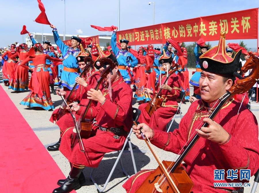 8月7日，以中共中央政治局常委、全國政協(xié)主席俞正聲為團長的中央代表團飛抵呼和浩特，出席內蒙古自治區(qū)成立70周年慶祝活動。中央代表團在機場受到內蒙古各族群眾的熱烈歡迎。新華社記者 張領 攝