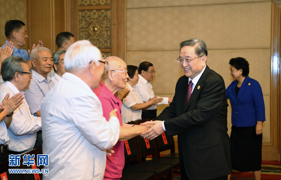 8月7日，中共中央政治局常委、全國(guó)政協(xié)主席、中央代表團(tuán)團(tuán)長(zhǎng)俞正聲在內(nèi)蒙古新城賓館會(huì)見(jiàn)內(nèi)蒙古自治區(qū)離退休老同志和各族各界群眾代表，并與他們合影留念。新華社記者 張領(lǐng) 攝