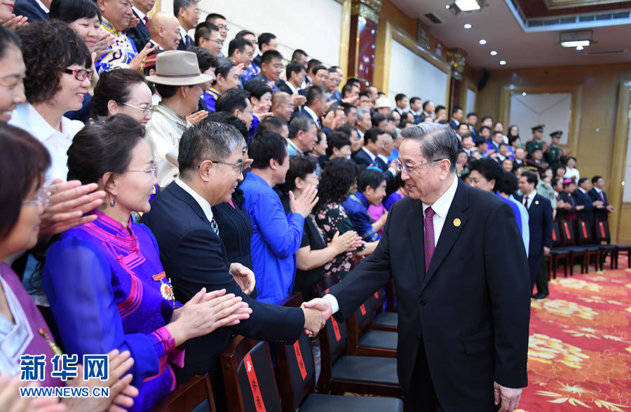 8月7日，中共中央政治局常委、全國(guó)政協(xié)主席、中央代表團(tuán)團(tuán)長(zhǎng)俞正聲在內(nèi)蒙古新城賓館會(huì)見(jiàn)內(nèi)蒙古自治區(qū)離退休老同志和各族各界群眾代表，并與他們合影留念。新華社記者 張領(lǐng) 攝