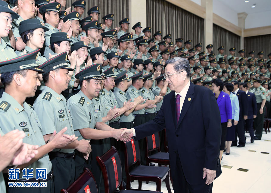 8月7日，中共中央政治局常委、全國政協(xié)主席、中央代表團(tuán)團(tuán)長俞正聲率代表團(tuán)部分成員分別赴內(nèi)蒙古軍區(qū)、武警內(nèi)蒙古總隊、武警內(nèi)蒙古森林總隊慰問，并會見自治區(qū)政法干警代表。這是俞正聲會見內(nèi)蒙古軍區(qū)指戰(zhàn)員。新華社記者 張領(lǐng) 攝