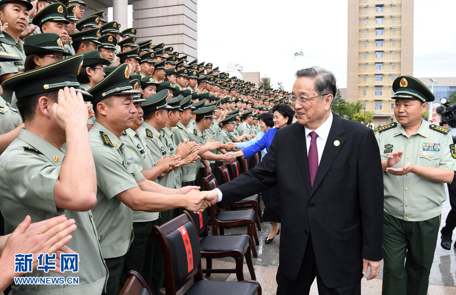 8月7日，中共中央政治局常委、全國政協(xié)主席、中央代表團(tuán)團(tuán)長俞正聲率代表團(tuán)部分成員分別赴內(nèi)蒙古軍區(qū)、武警內(nèi)蒙古總隊、武警內(nèi)蒙古森林總隊慰問，并會見自治區(qū)政法干警代表。這是俞正聲會見武警內(nèi)蒙古總隊官兵。新華社記者 張領(lǐng) 攝