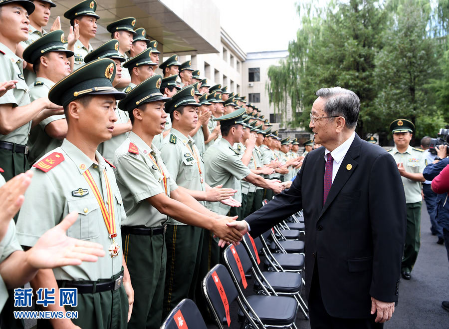 8月7日，中共中央政治局常委、全國政協(xié)主席、中央代表團(tuán)團(tuán)長俞正聲率代表團(tuán)部分成員分別赴內(nèi)蒙古軍區(qū)、武警內(nèi)蒙古總隊、武警內(nèi)蒙古森林總隊慰問，并會見自治區(qū)政法干警代表。這是俞正聲會見武警內(nèi)蒙古森林總隊官兵。新華社記者 張領(lǐng) 攝