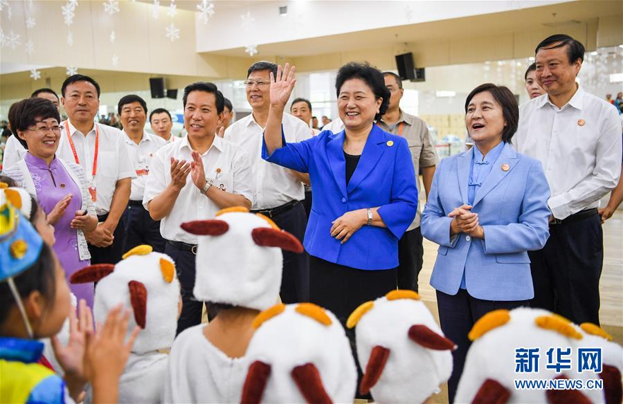 8月9日，中共中央政治局委員、國務(wù)院副總理、中央代表團(tuán)副團(tuán)長劉延?xùn)|率中央代表團(tuán)二分團(tuán)到赤峰看望慰問各族干部群眾。這是劉延?xùn)|在赤峰市青少年宮與青少年熱烈互動。新華社記者 連振 攝