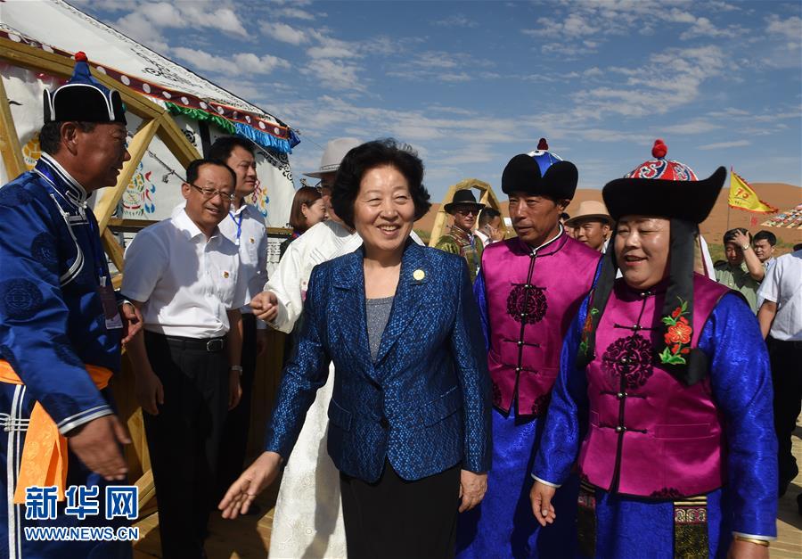 8月10日，中共中央政治局委員、中央統(tǒng)戰(zhàn)部部長、中央代表團(tuán)副團(tuán)長孫春蘭率中央代表團(tuán)三分團(tuán)繼續(xù)在內(nèi)蒙古自治區(qū)阿拉善盟看望慰問，把以習(xí)近平同志為核心的黨中央的親切關(guān)懷和全國各族人民的美好祝福帶給阿拉善各族各界干部群眾。這是孫春蘭在牧民張輝生（右二）家了解生產(chǎn)生活情況。新華社記者 任軍川 攝