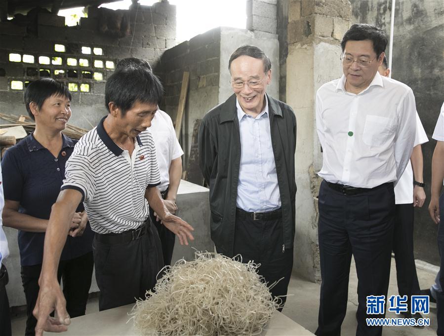 9月3日至5日，中共中央政治局常委、中央紀(jì)委書(shū)記、中央巡視工作領(lǐng)導(dǎo)小組組長(zhǎng)王岐山在湖南省調(diào)研并主持召開(kāi)巡察工作座談會(huì)。這是9月4日，王岐山在瀏陽(yáng)市官橋鎮(zhèn)石灰嘴村貧困戶(hù)家中了解脫貧情況。新華社記者 王曄 攝

