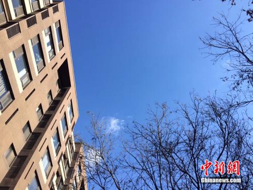 2017年12月7日，北京空氣質(zhì)量較好，圖為北京豐臺區(qū)某小區(qū)拍到的藍天。<a target='_blank'  >中新網(wǎng)</a> 邱宇 攝