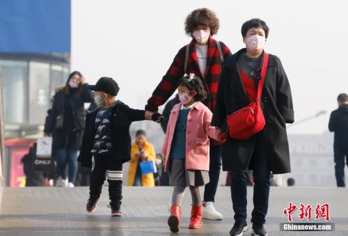 2016年12月19日，北京被霧霾籠罩，民眾戴防霧霾口罩出行。 <a target='_blank' >中新社</a>記者 杜洋 攝