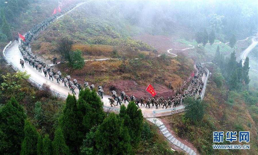 （新華全媒頭條·圖文互動）（13）備戰(zhàn)踏上新起點，練兵展現(xiàn)新氣象——2018中國軍隊新年開訓全景大掃描