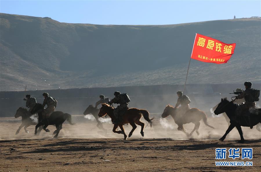 （新華全媒頭條·圖文互動）（14）備戰(zhàn)踏上新起點，練兵展現(xiàn)新氣象——2018中國軍隊新年開訓全景大掃描