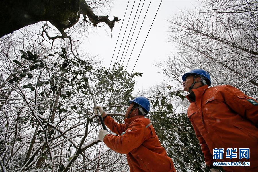 （新華全媒頭條）（8）雨雪冰凍中，他們奮力前行——基層黨員干群抗擊冰雪災(zāi)害紀(jì)實(shí)