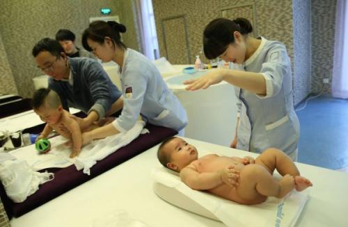 資料圖片：1月30日，母嬰家庭保健師在上海一家月子會(huì)所內(nèi)護(hù)理嬰兒。新華社記者 裴鑫 攝