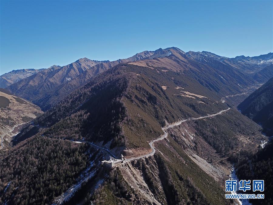 （圖文互動(dòng)·新華全媒頭條）（1）讓農(nóng)民致富奔小康的道路越走越寬廣——黨的十八大以來以習(xí)近平同志為核心的黨中央關(guān)心農(nóng)村公路發(fā)展紀(jì)實(shí)