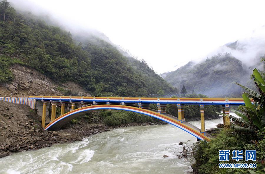 （圖文互動(dòng)·新華全媒頭條）（4）讓農(nóng)民致富奔小康的道路越走越寬廣——黨的十八大以來以習(xí)近平同志為核心的黨中央關(guān)心農(nóng)村公路發(fā)展紀(jì)實(shí)