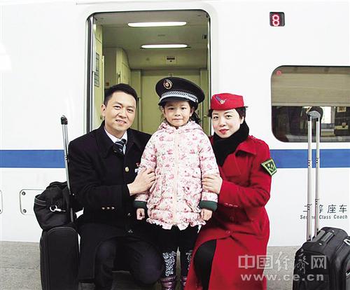 陳剛（左）、肖三英以及女兒陳昱彤的合照。經(jīng)濟(jì)日?qǐng)?bào)-中國(guó)經(jīng)濟(jì)網(wǎng)記者 王軼辰攝