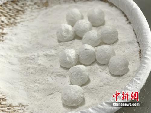 制作元宵時(shí)，首先要將餡料做好，沾上水，再投進(jìn)盛滿糯米粉的笸籮內(nèi)搖。<a target='_blank'  ><p  align=