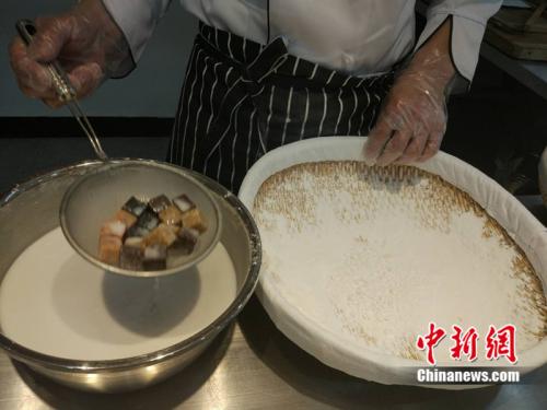 制作元宵時(shí)，首先要將餡料做好，沾上水，再投進(jìn)盛滿糯米粉的笸籮內(nèi)搖。<a target='_blank'  ><p  align=