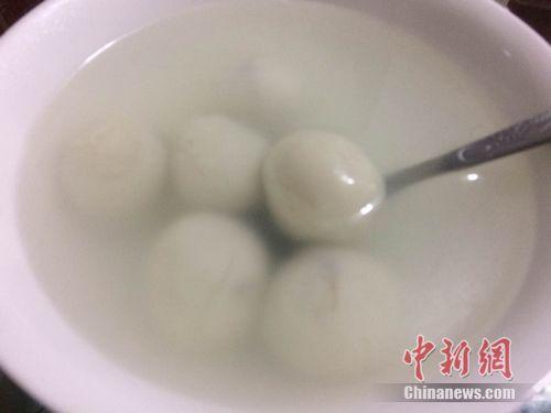 資料圖：湯圓煮制后，表面比元宵光滑，湯水相對(duì)清澈。 <a target='_blank'  ><p  align=