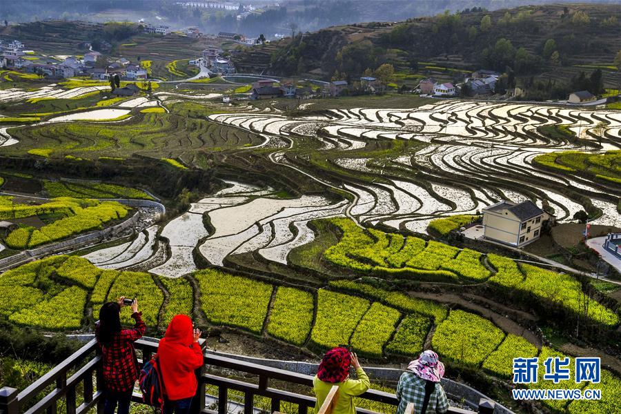 （新華全媒頭條·兩會(huì)精神看落實(shí)·圖文互動(dòng)）（4）適應(yīng)發(fā)展新方位 奮進(jìn)決勝長(zhǎng)征路