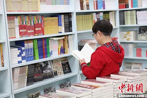 5月9日，一女子在哈爾濱市某書(shū)店選購(gòu)圖書(shū)。從5月1日至5月4日，全國(guó)32家紙廠宣布漲價(jià)，各紙種漲價(jià)幅度為每噸100元至300元不等。對(duì)此，出版行業(yè)業(yè)內(nèi)人士表示“因?yàn)榧垙垉r(jià)格上漲，直接造成了出版成本的明顯增加，出版行業(yè)只能被迫對(duì)圖書(shū)定價(jià)進(jìn)行調(diào)整。”
<a target='_blank' >中新社</a>記者 于琨 攝