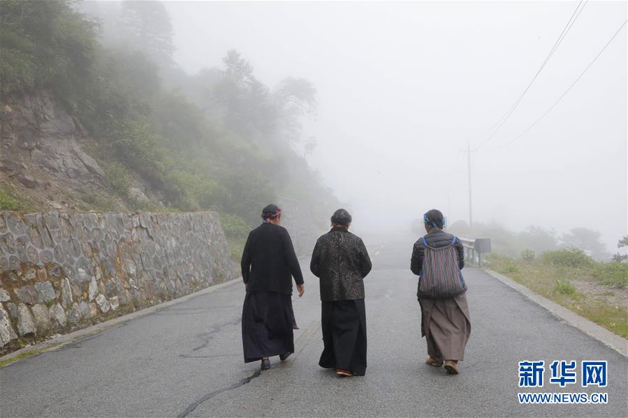 （圖文互動）（10）特寫：“八一”禮物，飛向云端哨所