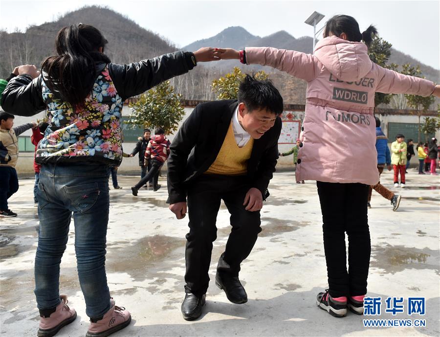 （時代先鋒·圖文互動）（4）伏牛山里好老師張玉滾：挑起孩子們走出大山的希望