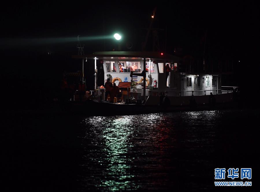 （重慶公交車墜江事故·圖文互動）（2）夜幕降臨，重慶萬州公交客車墜江事故救援工作仍在進(jìn)行中