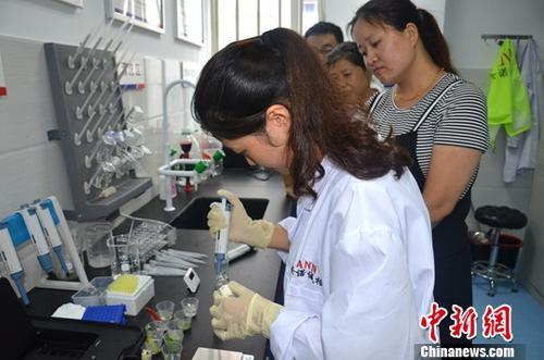 資料圖：工作人員根據(jù)消費(fèi)者要求現(xiàn)場(chǎng)檢驗(yàn)，共筑食品安全。<a target='_blank' ><p  align=