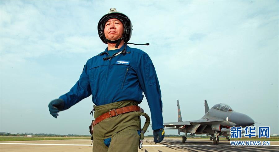 （新華全媒頭條·圖文互動(dòng)）（1）戰(zhàn)鷹，為祖國奮飛——記空軍航空兵某旅旅長、特級(jí)飛行員郝井文