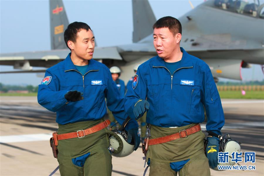 （新華全媒頭條·圖文互動(dòng)）（3）戰(zhàn)鷹，為祖國奮飛——記空軍航空兵某旅旅長、特級(jí)飛行員郝井文