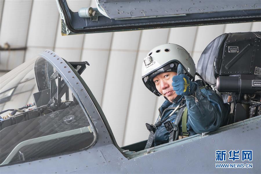 （新華全媒頭條·圖文互動(dòng)）（4）戰(zhàn)鷹，為祖國奮飛——記空軍航空兵某旅旅長、特級(jí)飛行員郝井文