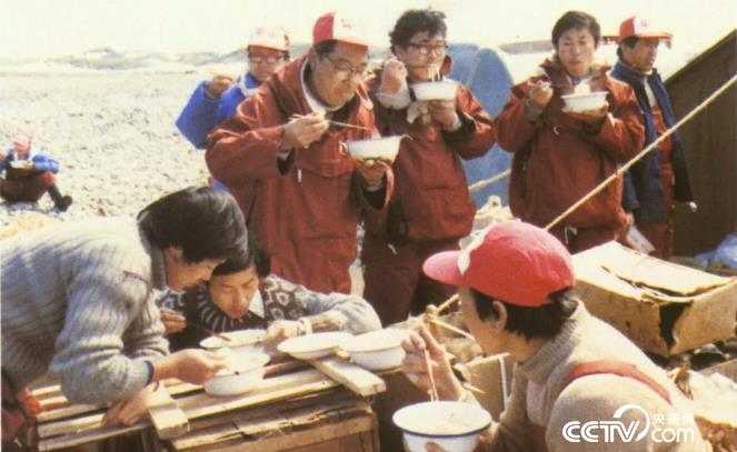 室外包裝箱作為餐桌就餐