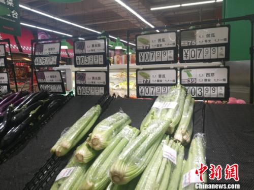 圖為超市里的蔬菜攤。正值晚間，一些菜已被人們買空。 謝藝觀 攝