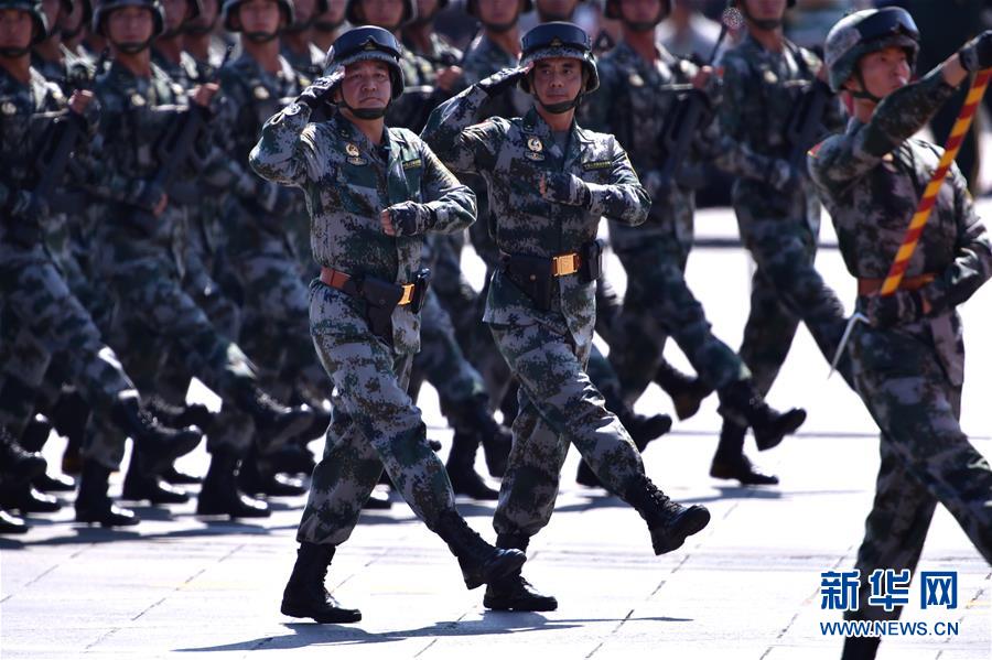 （新華全媒頭條·強(qiáng)軍思想引領(lǐng)新征程·圖文互動(dòng)）（4）那一刻，我們光榮接受檢閱