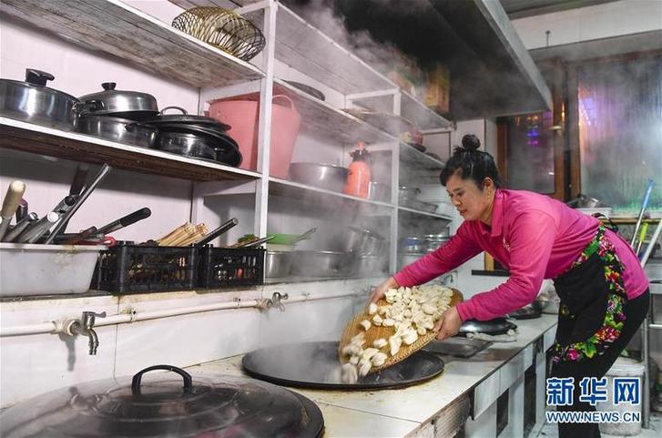 （在習(xí)近平新時代中國特色社會主義思想指引下——新時代新作為新篇章·圖文互動）（6）三年，從無名小屯到聲名遠(yuǎn)播——這個“雪鄉(xiāng)”是如何做到的？