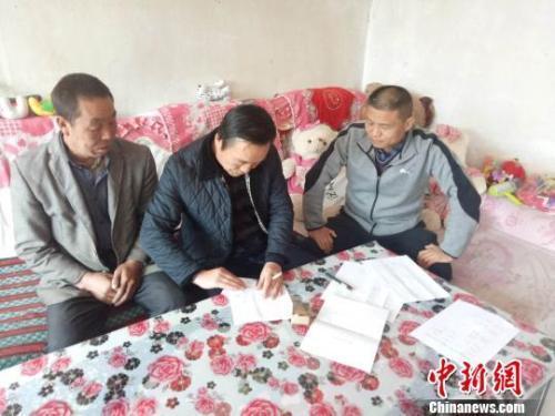 資料圖：圖為扶貧隊(duì)伍進(jìn)貧困戶里，給貧困戶宣講政策?！＄娦?攝